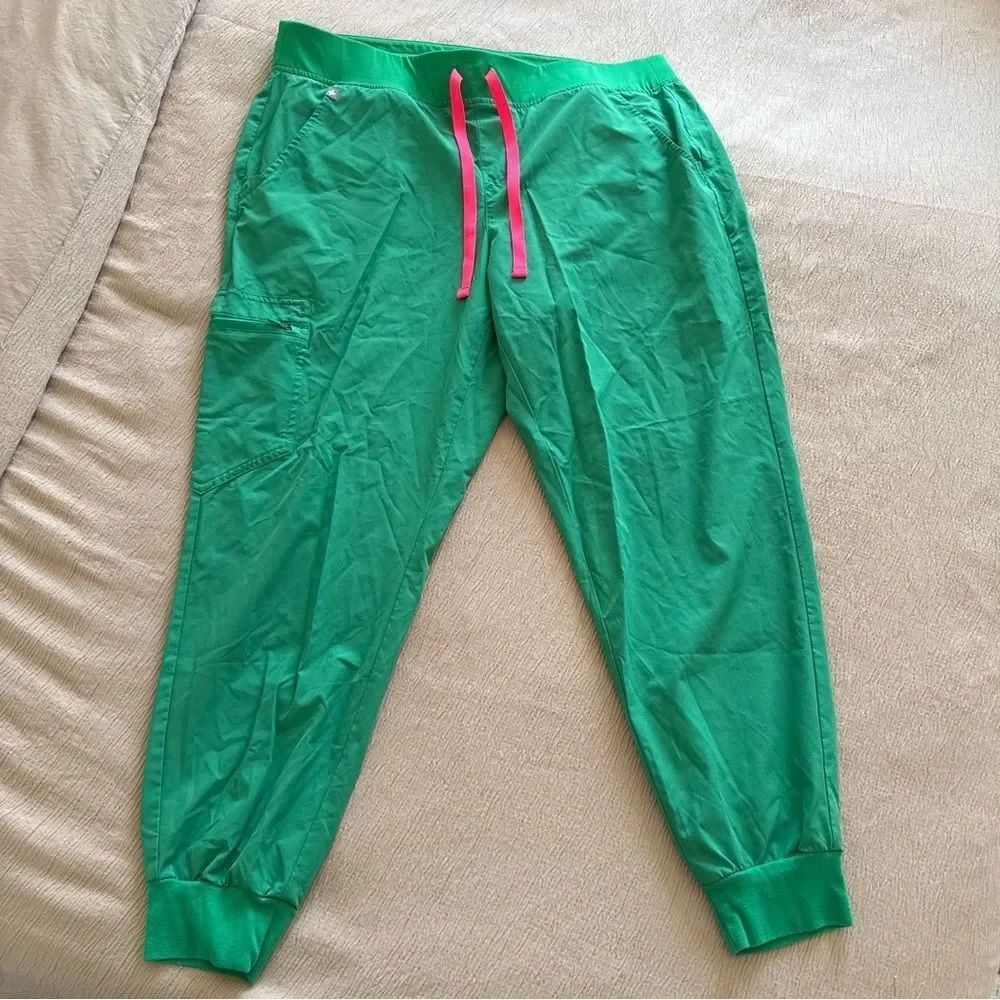 FIGS Women’s Scrub set - Picture 6 of 13